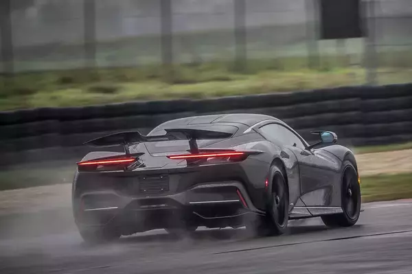 「EVの台頭でハイパーカーはヤバイ領域に突入！　もはや「2000馬力」「400km/h」が当たり前の時代だった」の画像