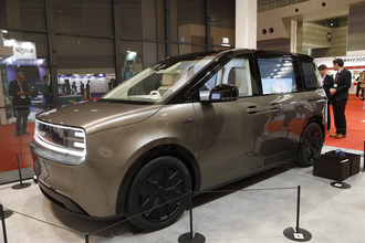 自動車メーカーじゃないからこその目の付け所！　シャープの電気自動車は「停まっているときの価値」をめちゃくちゃ高めるクルマだった【ジャパンモビリティショー2025】