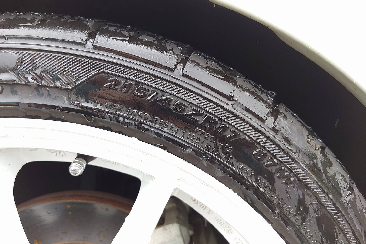 「クルマオタじゃないし……」とか言わずに覚えるべき！　事故防止にも役立つクルマに関する「10の数値」