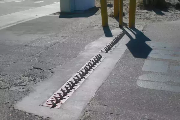 「無断駐車は「鉄の爪」で対応ってさすがアメリカ！　なのに支払いも予約も超最先端化している駐車場事情」の画像