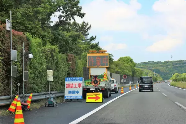 「高速に乗ってたら突然の渋滞……原因は「工事」！　交通量の多い時間にも行われる「緊急工事」って何が行われている？」の画像