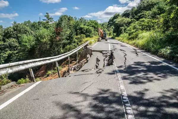 「高速に乗ってたら突然の渋滞……原因は「工事」！　交通量の多い時間にも行われる「緊急工事」って何が行われている？」の画像
