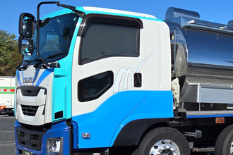 そういやドアの下のほうに窓があるな……トラックで重要な意味をもつ開かない窓の正体とは