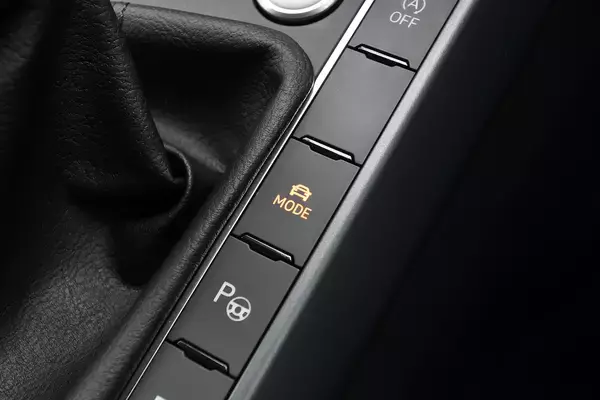 「【試乗】いまや貴重な純ガソリンエンジンモデル！　マイチェンした新型VWポロの絶妙な「痒いところに手が届く感」」の画像