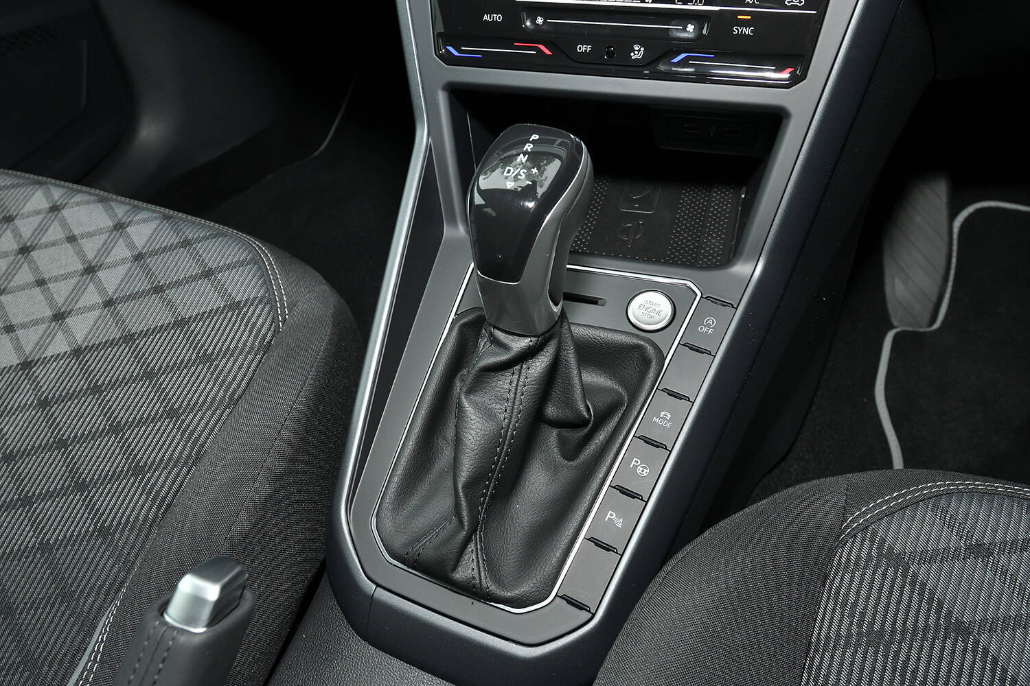 【試乗】いまや貴重な純ガソリンエンジンモデル！　マイチェンした新型VWポロの絶妙な「痒いところに手が届く感」