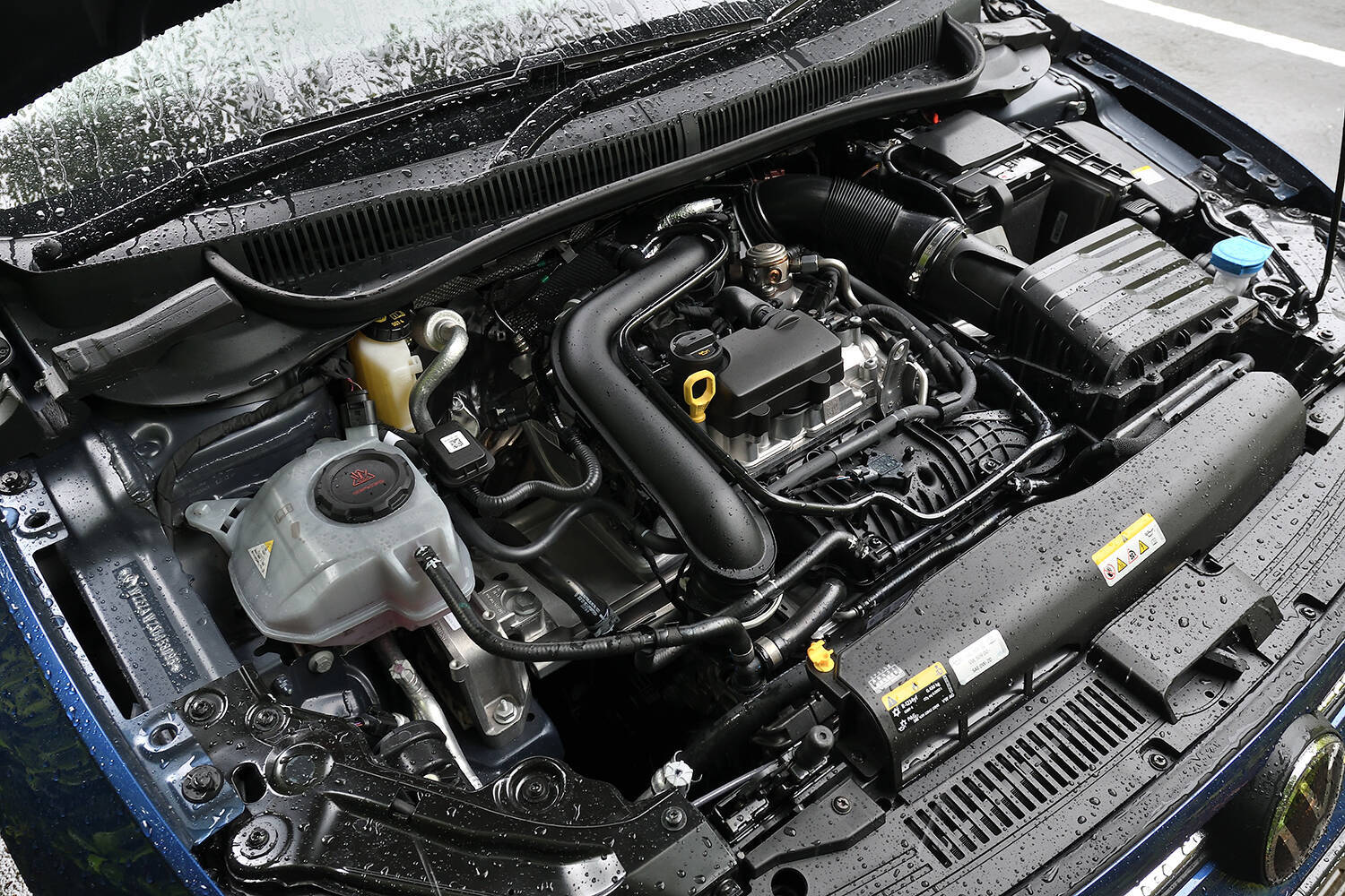 【試乗】いまや貴重な純ガソリンエンジンモデル！　マイチェンした新型VWポロの絶妙な「痒いところに手が届く感」