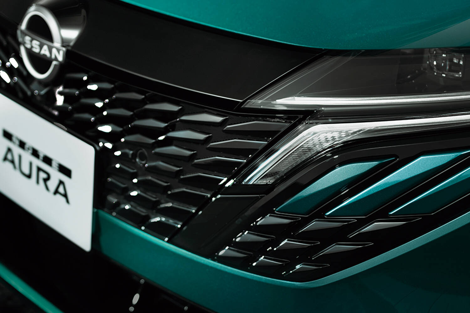 大胆なデザイン変更と新色追加で魅力倍増！　日産「ノートオーラ」と「オーラAUTECH」がマイナーチェンジを敢行