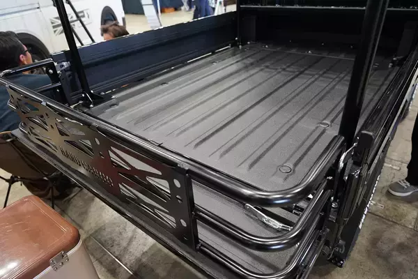 「マットでザラついた見た目と高い硬度で話題の塗料「ラプターライナー」！　ドレスアップも働くクルマもいま注目必至の素材だった!!」の画像