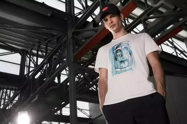 「１億円あっても新車が買えないブガッティ！　カーボン製のシャンパンケースに数千万円の時計まで「アイテム」も圧巻だった」の画像