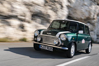 「ゴーカートフィーリング」はアリだけど……「シルキー６」「オン・ザ・レール」はオジサン用語ってマジ？　ディーラーマンですら「？」なクルマの表現