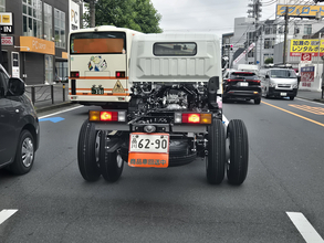 「骨組みだけ」でドコへいく？　運転席とタイヤだけで公道を走る新車トラックの正体