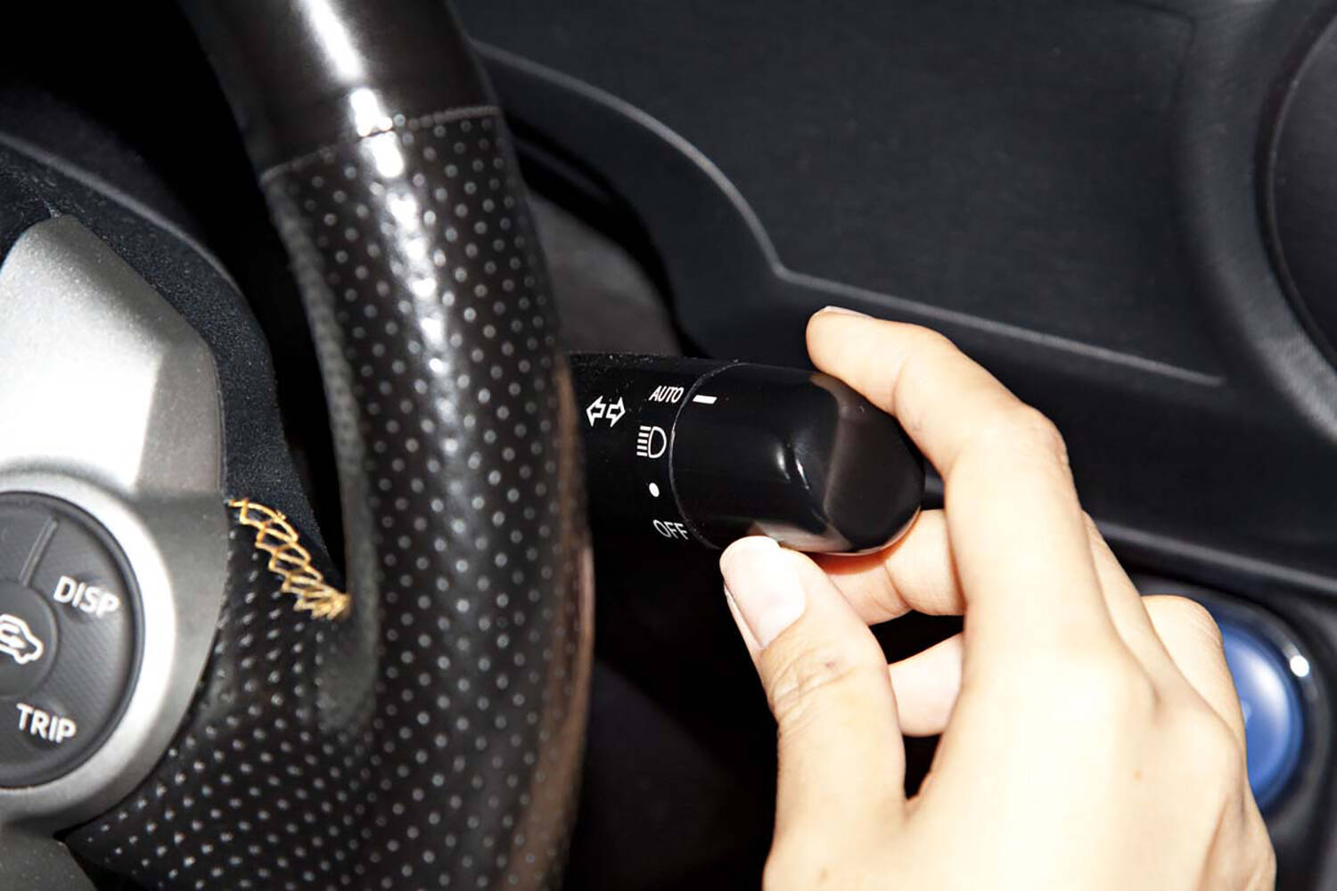 善意もあれば悪意もあるからトラブルに発展する場合も！　クルマの「パッシング」ってどんな意味？