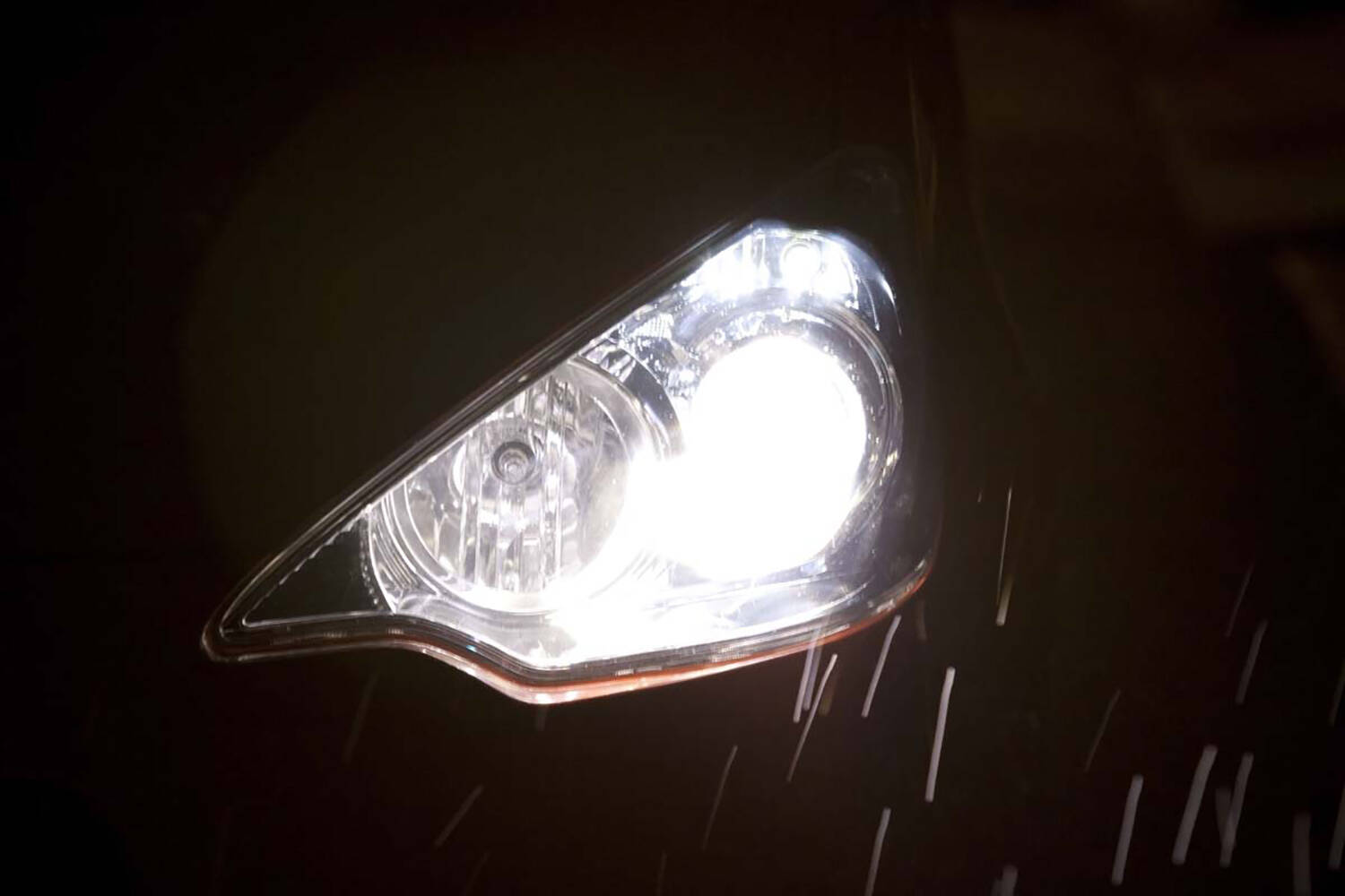 善意もあれば悪意もあるからトラブルに発展する場合も！　クルマの「パッシング」ってどんな意味？