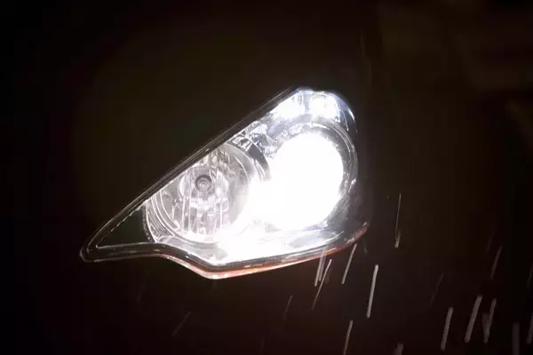 「善意もあれば悪意もあるからトラブルに発展する場合も！　クルマの「パッシング」ってどんな意味？」の画像