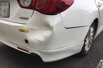 買い物で駐車場に止めたクルマに戻ってきたら……凹んでる！　当て逃げ被害にあったときに泣き寝入りしないための正解の行動