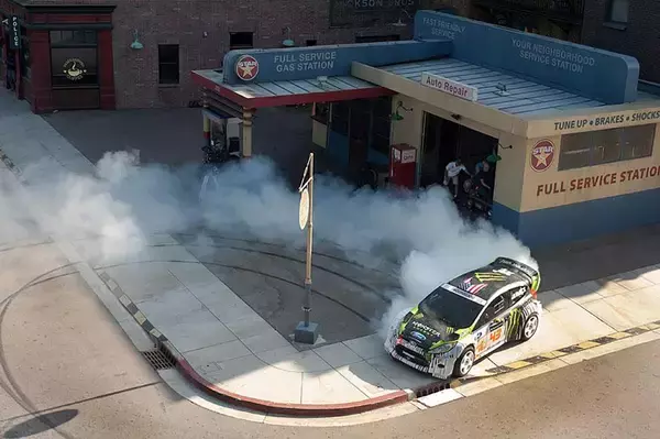 「職業ドリフト・アーティスト！　モータースポーツではイマイチだった「カリスマドライバー」ケン・ブロックって何者？」の画像