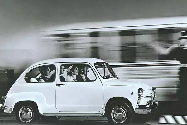 「超有名な「フィアット500」じゃなくて「600」って何？　日本でマイナーな姉貴分はヨーロッパでは大ヒット車だった」の画像