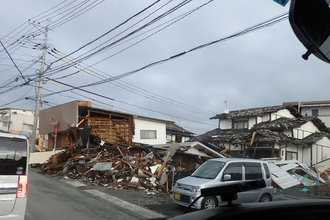 クルマで地震に遭遇！　置いて逃げるときは「キーをつけたまま」「車検証をもち出す」を忘れずに!!
