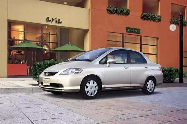 「無理矢理作った感がハンパない！　見た目に「不自然」さが漂う「やっぱり売れなかった」小型セダン３選」の画像