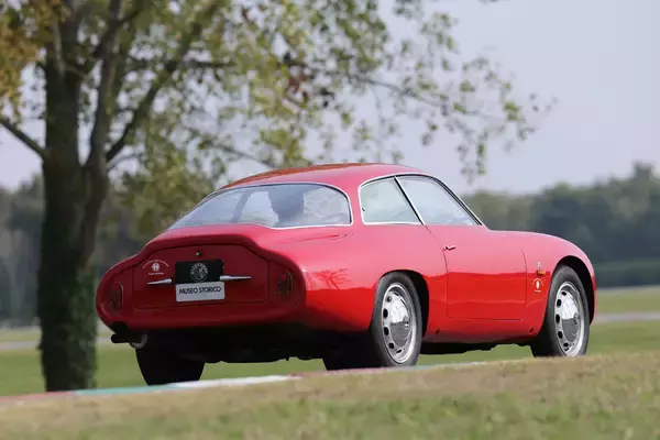 「最近復活の気配があるクルマのデザイン「コーダ・トロンカ」！　「切り株のようなお尻」ってどんなカタチ？」の画像