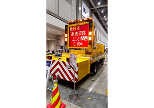 「看板・矢印・パイロン・フラッシュライト」で警告しまくっても高速の工事現場に突っ込むクルマがあとを絶たない！　作業員を守るためついに「サイレン」が登場した!!