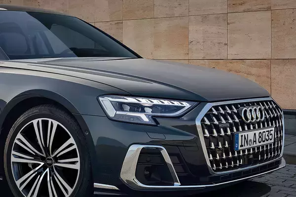 マトリクスOLEDリヤライトは走行モードで表情を変える！　48Vマイルドハイブリッドを採用してアウディＡ８／Ｓ８がマイナーチェンジを実施