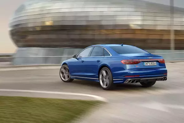 「マトリクスOLEDリヤライトは走行モードで表情を変える！　48Vマイルドハイブリッドを採用してアウディＡ８／Ｓ８がマイナーチェンジを実施」の画像