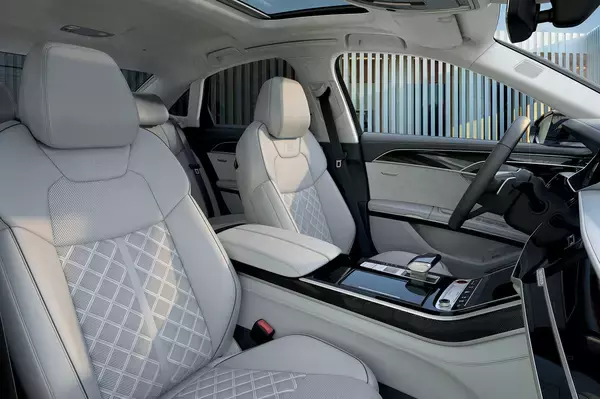 「マトリクスOLEDリヤライトは走行モードで表情を変える！　48Vマイルドハイブリッドを採用してアウディＡ８／Ｓ８がマイナーチェンジを実施」の画像