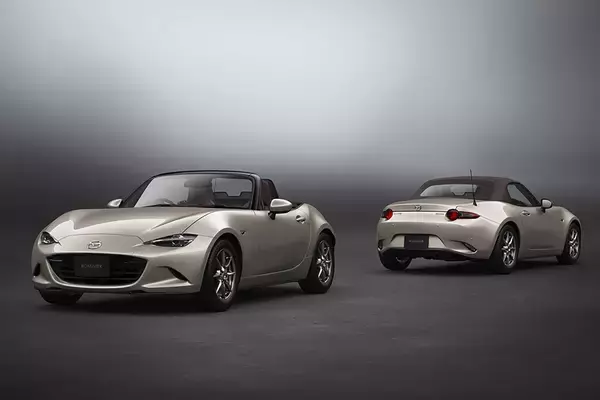 「マツダ・ロードスターが一部商品改良で新色を追加！　特別仕様車「ブラウントップ」もあわせて設定」の画像