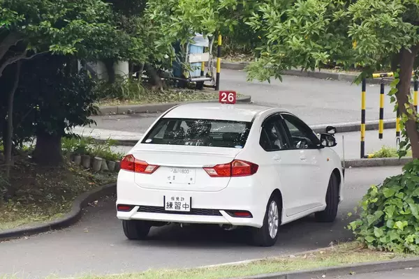 悪天候時はむしろ狙い目！　いち早く自動車教習所を卒業するコツを「元中の人」が解説