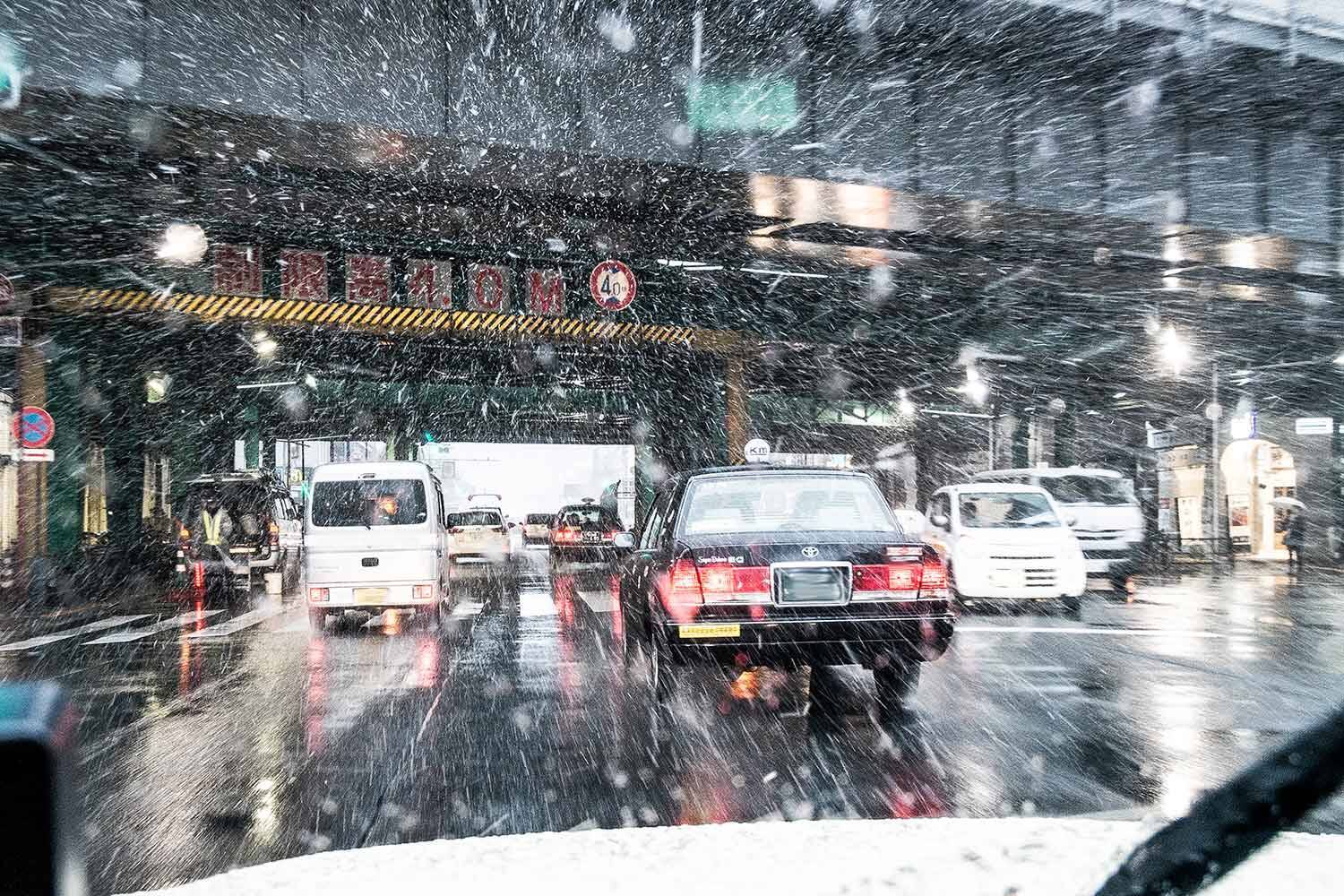 悪天候時はむしろ狙い目！　いち早く自動車教習所を卒業するコツを「元中の人」が解説