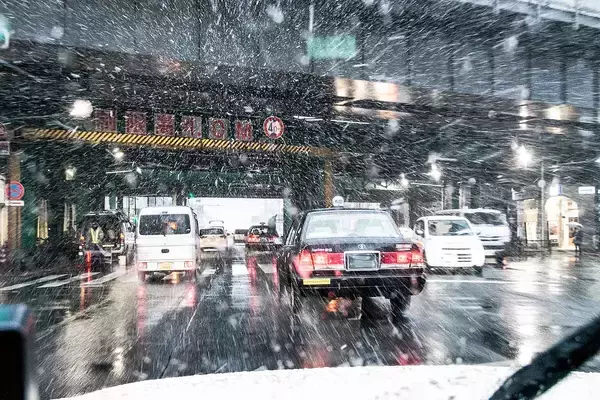 「悪天候時はむしろ狙い目！　いち早く自動車教習所を卒業するコツを「元中の人」が解説」の画像