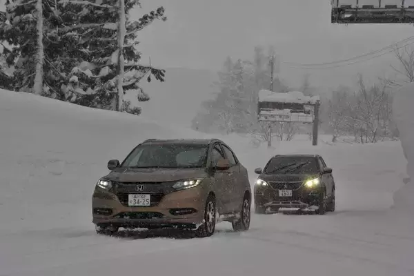 「悪天候時はむしろ狙い目！　いち早く自動車教習所を卒業するコツを「元中の人」が解説」の画像