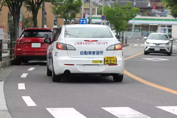 「悪天候時はむしろ狙い目！　いち早く自動車教習所を卒業するコツを「元中の人」が解説」の画像