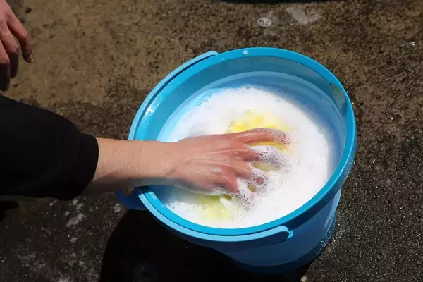 「「飲める安全な水」を洗車に使えるなんて贅沢すぎ！　海外の水道水と洗車事情とは」の画像