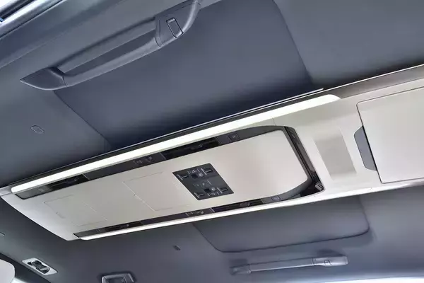 「あれ？　新型アルファードって天井低くなってる！　自慢だった「広大な室内」が「狭く」なっても「安心して大丈夫」な理由とは」の画像