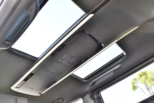 「あれ？　新型アルファードって天井低くなってる！　自慢だった「広大な室内」が「狭く」なっても「安心して大丈夫」な理由とは」の画像