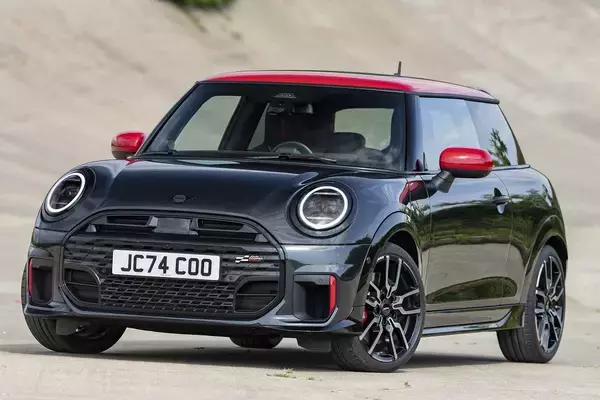 イギリスが産んだコンパクトカーに待望のホットモデルを追加！　新型ミニクーパー／ミニクーパー コンバーチブルにスポーツモデル「ジョンクーパーワークス」が登場