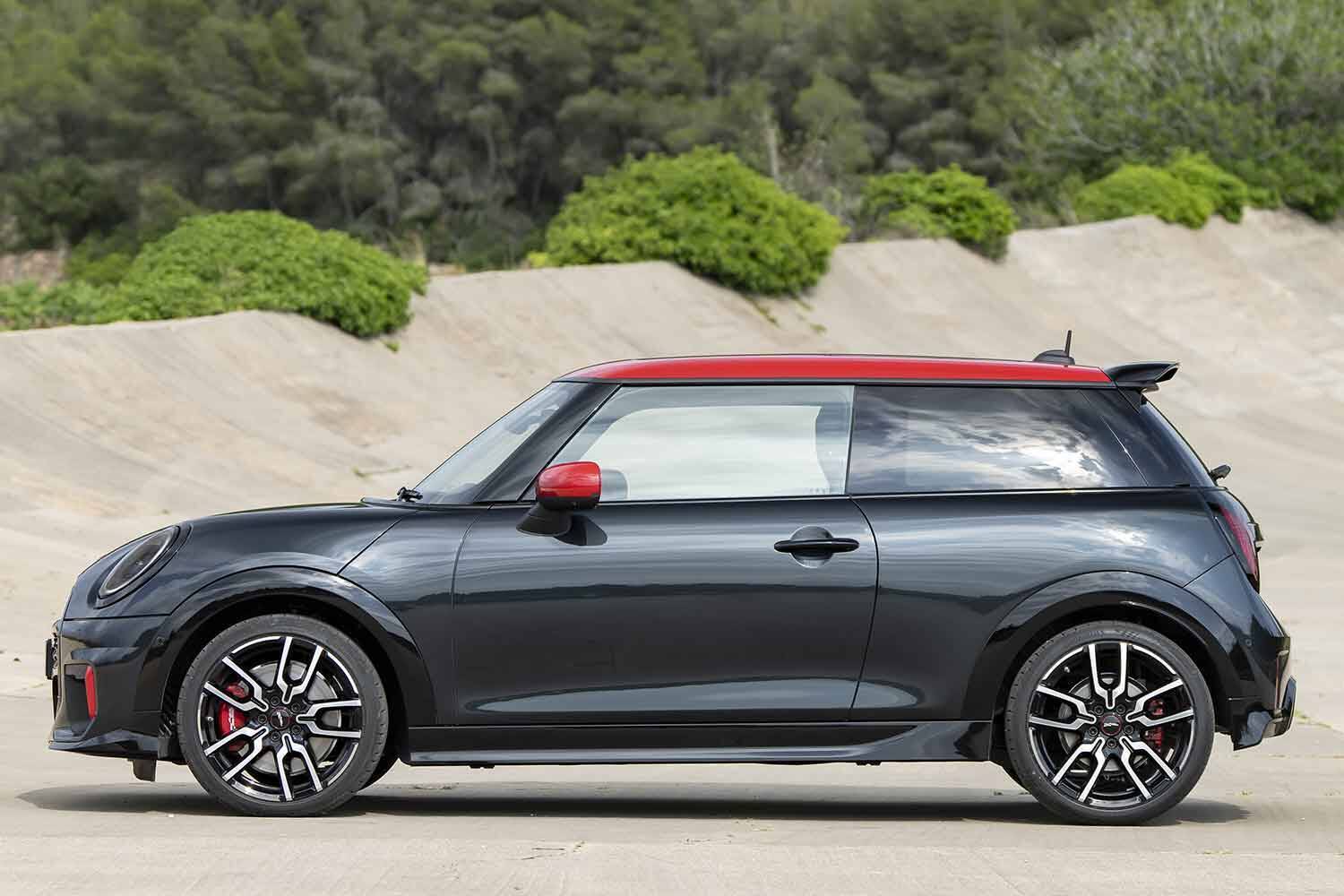 イギリスが産んだコンパクトカーに待望のホットモデルを追加！　新型ミニクーパー／ミニクーパー コンバーチブルにスポーツモデル「ジョンクーパーワークス」が登場