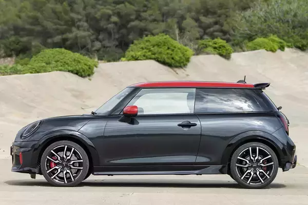 「イギリスが産んだコンパクトカーに待望のホットモデルを追加！　新型ミニクーパー／ミニクーパー コンバーチブルにスポーツモデル「ジョンクーパーワークス」が登場」の画像