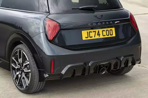 「イギリスが産んだコンパクトカーに待望のホットモデルを追加！　新型ミニクーパー／ミニクーパー コンバーチブルにスポーツモデル「ジョンクーパーワークス」が登場」の画像