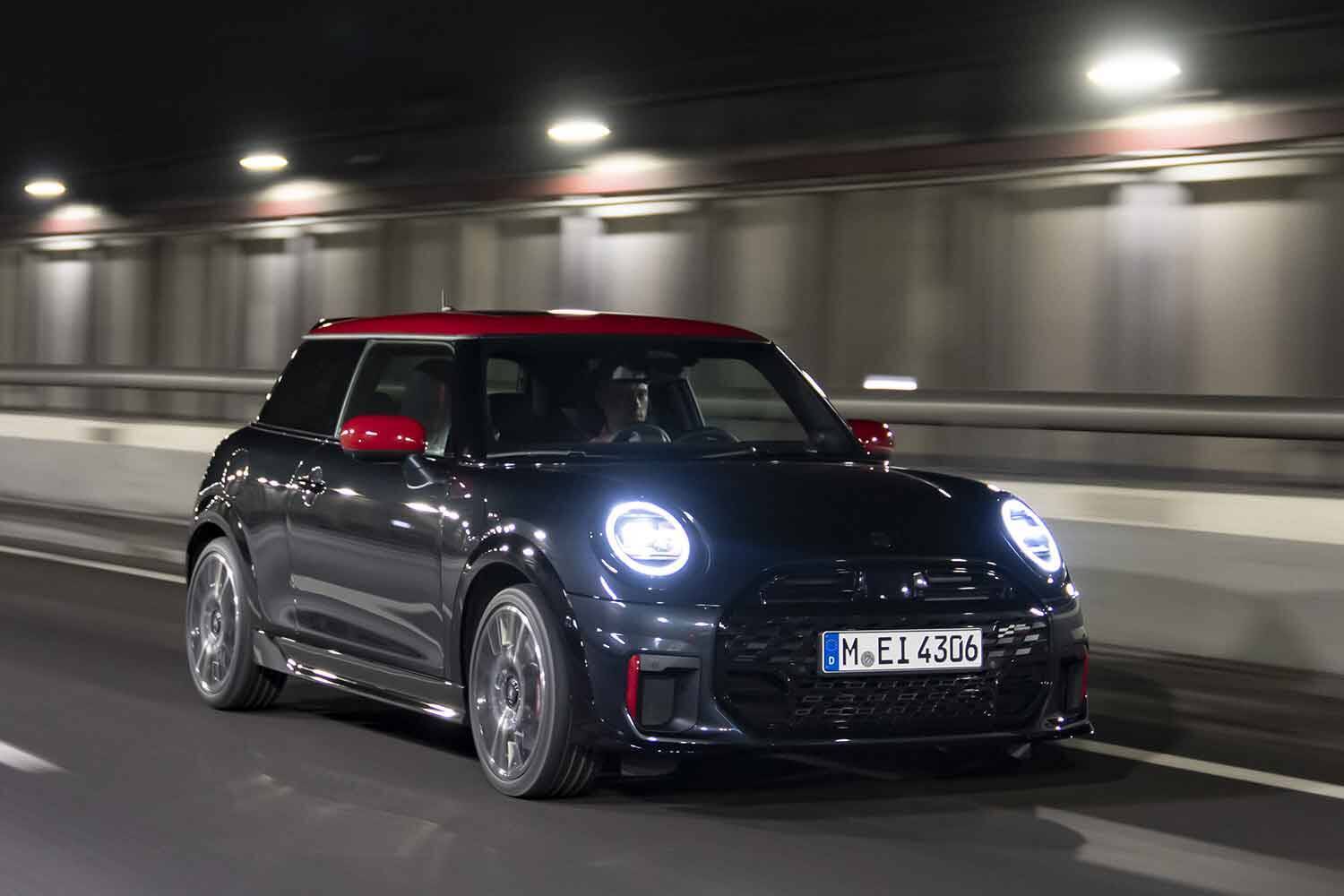 イギリスが産んだコンパクトカーに待望のホットモデルを追加！　新型ミニクーパー／ミニクーパー コンバーチブルにスポーツモデル「ジョンクーパーワークス」が登場