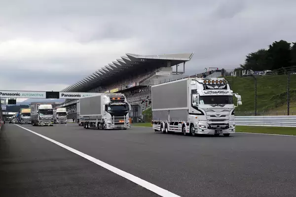 「巨大トラックが富士スピードウェイを激走！　ジャパントラックショー in FSW 2024が昨年よりパワーアップして開催!!」の画像