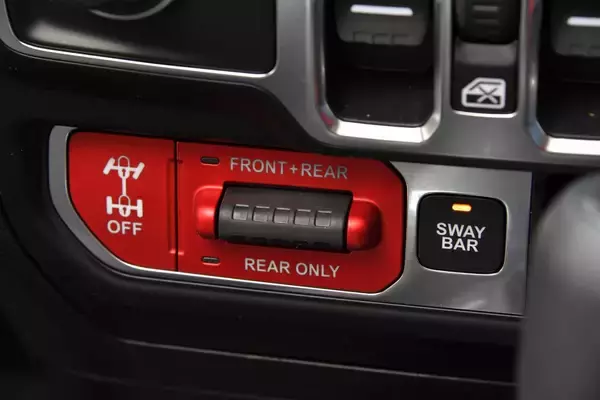 「自分のSUVの「オフロード性能」を知ることは大切！　レーシングドライバーが語る「ホンモノSUV」の必要性とは」の画像
