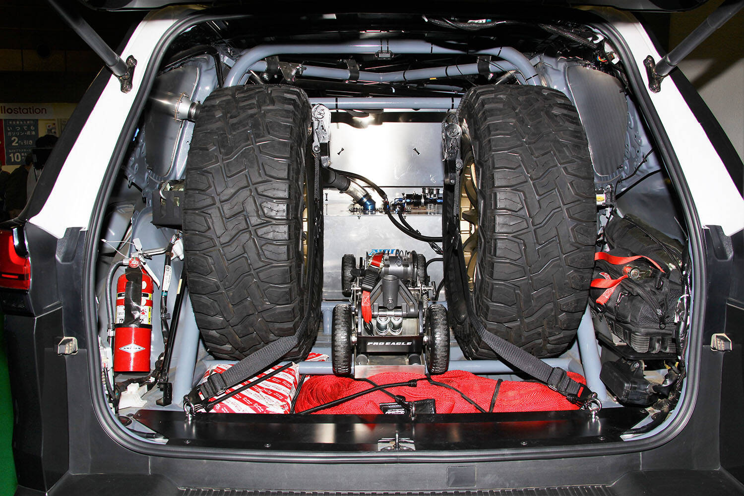 １千万円超えの超高級SUV「レクサスLX」のラリー仕様ってギャップが凄い！   ライトな見た目と裏腹に中身は魔改造されていた!!