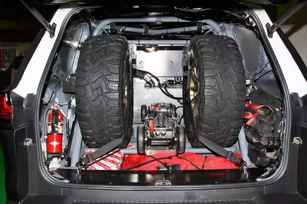 「１千万円超えの超高級SUV「レクサスLX」のラリー仕様ってギャップが凄い！   ライトな見た目と裏腹に中身は魔改造されていた!!」の画像