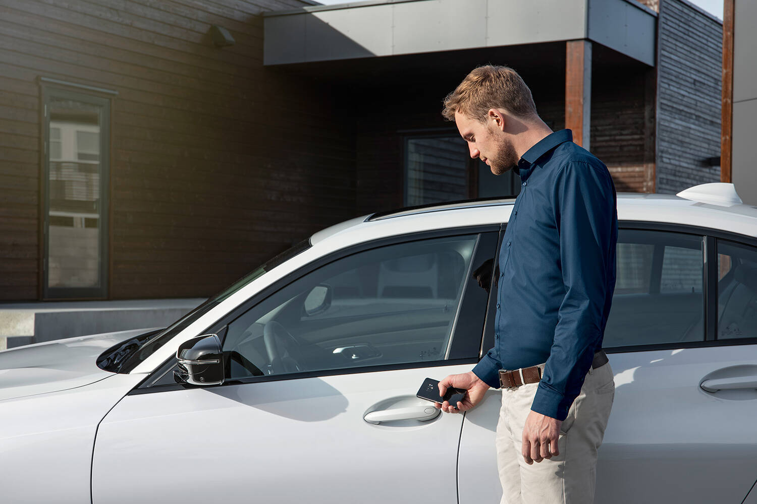 最新インターフェースと運転支援機能搭載で700万円を切ったBMWの4ドアクーペEV！　i4にエントリーグレードとなるeDrive35 Mスポーツが登場