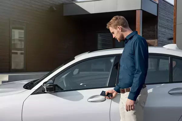 「最新インターフェースと運転支援機能搭載で700万円を切ったBMWの4ドアクーペEV！　i4にエントリーグレードとなるeDrive35 Mスポーツが登場」の画像