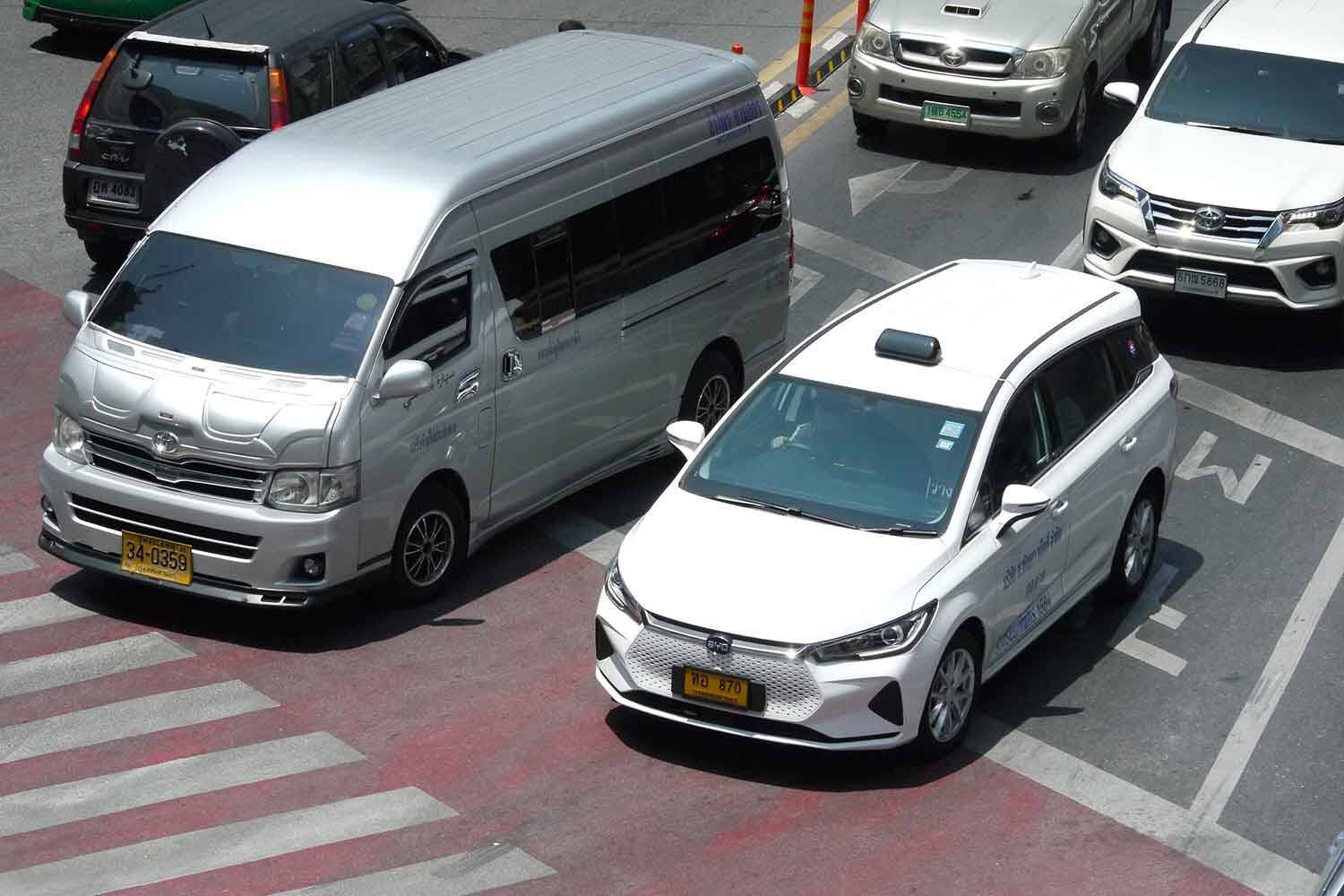 タイのバンコクで中国製BEVタクシーが急増中……も乗り心地は従来の「カローラアルティス」に軍配!!