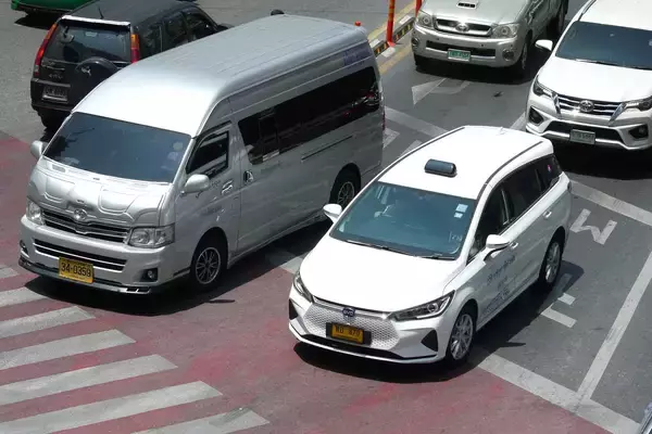 「タイのバンコクで中国製BEVタクシーが急増中……も乗り心地は従来の「カローラアルティス」に軍配!!」の画像